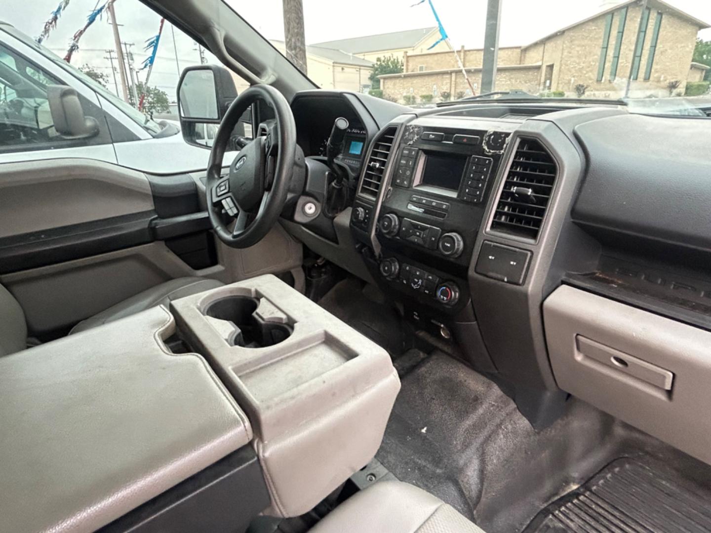 2022 White Ford F-250 SD King Ranch Crew Cab 4WD (1FT7W2B62NE) with an 6.2L V8 OHV 16V engine, 6A transmission, located at 1687 Business 35 S, New Braunfels, TX, 78130, (830) 625-7159, 29.655487, -98.051491 - Photo#3